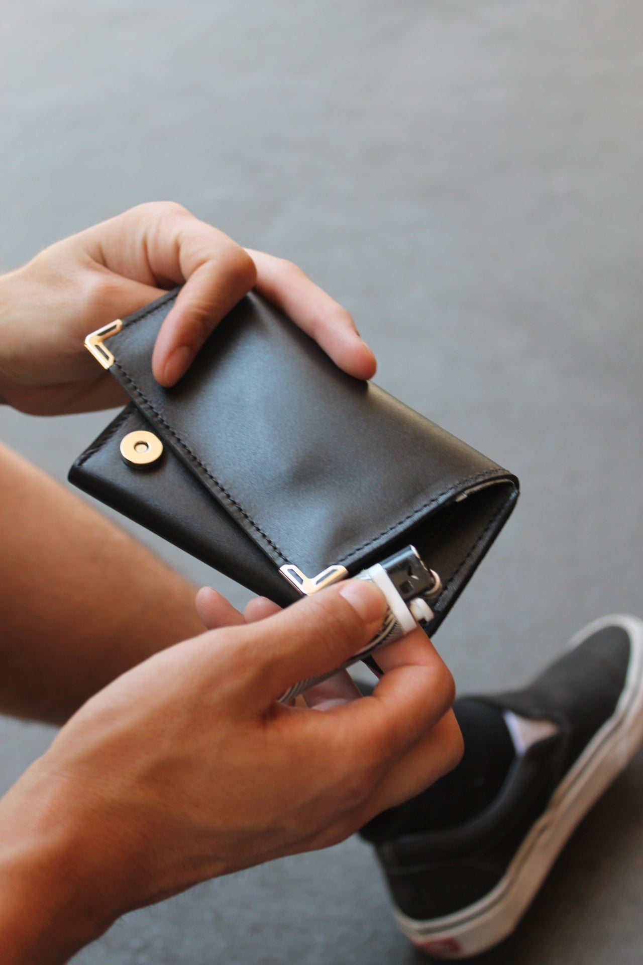 Tabaquera Negra Compacta