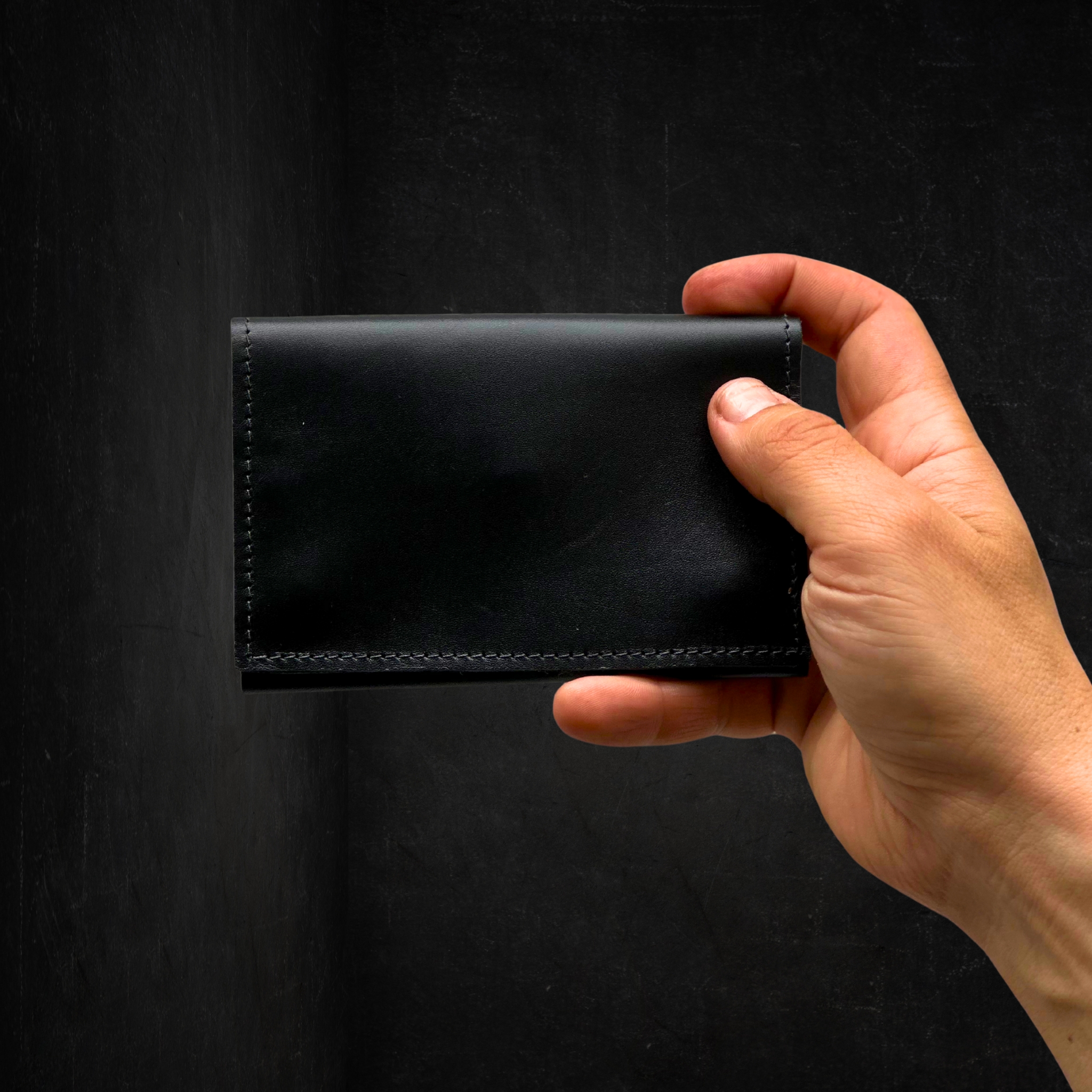 Tabaquera Negra Compacta